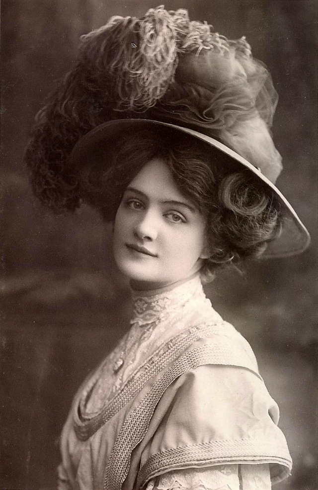 Fashionable Victorian hair styles and hats, 1880s | Victorian hairstyles,  Historical hairstyles, Edwardian hairstyles