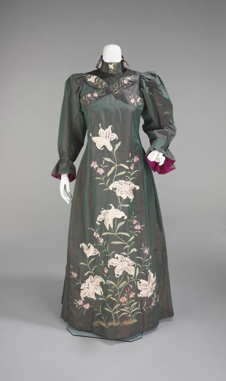 Tea gown 1898-1901
